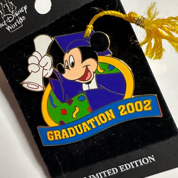 Mickey Mouse Graduation Pin 2002 - Picture 2 of 4